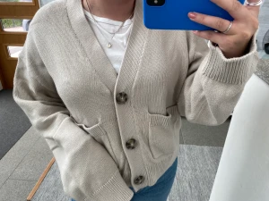 Beige kofta - Superfin stickad beige kofta. Känns rejäl och fin kvalité, använd fåtal gånger. H&M. Önskas fler bilder är det bara att skriva!