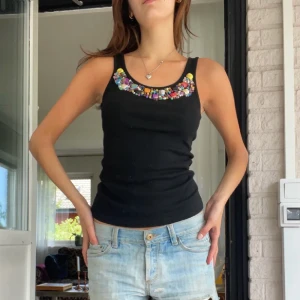 Linne med pärlor  - Söt vintage linne som är köpt i Paris! Färgglada pärlor är fastsydda. Storlek S men stretchig så passar M också. Väldigt bra skick 💞