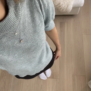 Stickad tshirt - Säljer denna superfina stickade kortärmade tröja ifrån only 💞 den är i en väldigt fin ljus grön blå färg, strl s. Säljs då den inte kommer till användning 😋 150kr + frakt men kan diskuteras, skriv pådrivare vid intresse eller frågor 💓💓💓