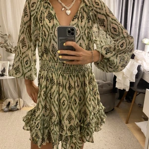 Zara klänning  - Säljer denna super gulliga zara klänningen som är helt slutsåld💕💕den är i nyskick med prislapp kvar!