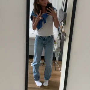 Gina jeans - Säljer mina gamla gina jeans, low/mid rise i strl 32 men passar mig som i vanliga fall har 34 🩷🩷 pris kan diskuteras men utgångspris 100kr + frakt, skriv vid intresse!! 🌺🌺