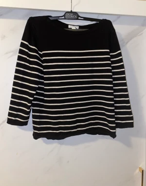 Långärmad randig tröja  - Den är i mycket bra skick då jag bara använt den 2-3 gånger. Har aldrig gillat den så mycket på mig men köpte den för att min mamma ville. Pris kan diskuteras. 🙃