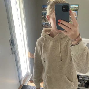 Teddy hoodie  - Härlig tyddeyhoddie. Ljusbrun. Ett lenare och väldigt skönt material på insidan. Ganska tjock och varm 