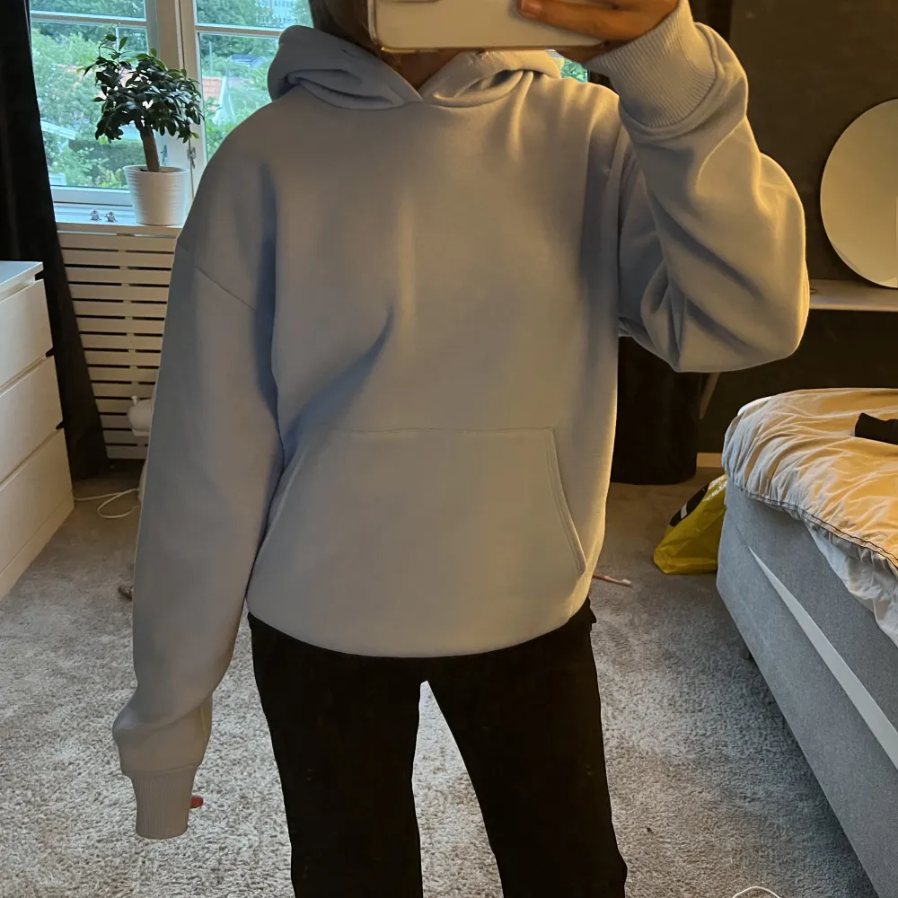 Ljusblå hoodie från zara!. Hoodies.