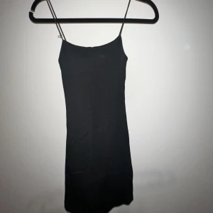 Klänning  - Superfin svart tajt klänning från zara. Den är i gott skick förutom att ena axelbandet behöver fixas till. 
