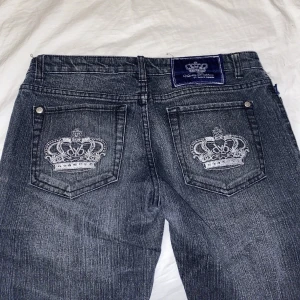 Victoria Beckham jeans - Skitsnygga raka Victoria Beckham jeans som är gråa i färgen. Jag är 173 å dem går ända ner till marken för mig. Passar mig som har storlek 38/40💗💗 kan gå ner i pris med snabb affär