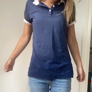 Blå nike tshirt - Jättecool, vintage nike tröja! Färgen är mörk blå med ljusrosa krage. Hyfsat skick. 