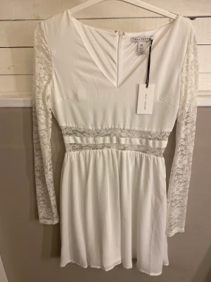 Nelly klänning  - Denna säljer jag nu. Helt ny androg använd bara testats. Fin med spets på både armar och mage. Dragkedja bak och ett feste längst up. Köpt för 500  Mer bilder frågor skriv till mig 💕 snabbt köp = sänker pris