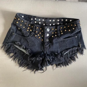 Lågmidjade shorts med nitar - Lågmidjade shorts med nitar från one x oneteaspoon, frakt ingår inte
