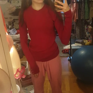Tröja - En röd tröja från lindex ny pris 500