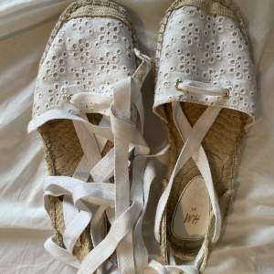 Vita sandaler med knytning från hm i storlek 39 lite smuts på snörena men annars i fint skick. 75kr plus frakt