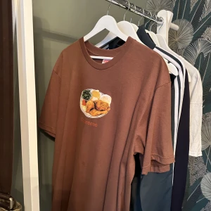 Supreme t-shirt - Chicken dinner supreme tee Skick: 7/10