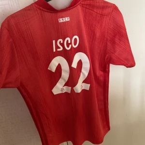 Isco tröja - Säljer min isco tröja storlek S. Den har knappt används och är därför i 10/10 skick! Riktigt snygg