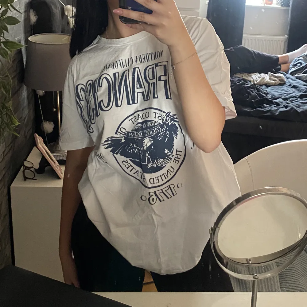 Säljer nu denna fina oversized t-shirt från chiquelle, fin och bra kvalitet, storlek xs. Köparen står för frakten ❣️. T-shirts.