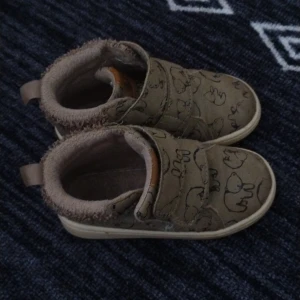 Skor, shoes  - Barn, eller nyfödda barn som är 25 EUR. Rent och inte trasig eller gammalt.