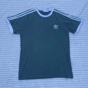 Grön t-shirt från Adidas. Finns 2 små hål på framsidan⭐️ Storlek: M min längd: 180 cm