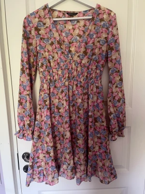 Klänning - Sjukt fin klänning ifrån shein🥰 den kommer inte till användning och därav säljer jag den💘 pris 30kr+ frakt💘 strl S