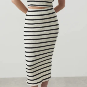 Randig kjol - Jättefin randig kjol med slits ibak och lite tjockare tyg, från gina tricot men slutsåld på hemsidan💗💞