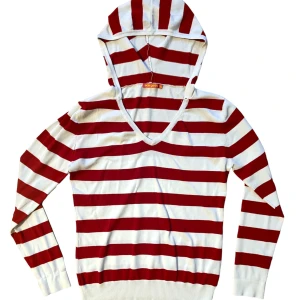 Randig hoodie - Tunnt och stretchigt material, vit och röd randig! Skick: 7/10! Skriv om du har frågor eller vill se fler bilder!