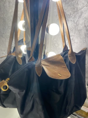 Handväska  - Jätte söt handväska som är flitigt använd men ser helt ny ut. Tyvärr så går inte knappen att stänga, har varit så sedan jag köpte den tyvärr. 