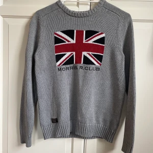 morris tröja med brittisk flagga - Säljer en stickad tröja ifrån morris.r.club i storlek s💕 Tröjan är i superfint skick utan några defekter. Fler bilder kan fås, och sänkt pris vid snabbt köp!💘