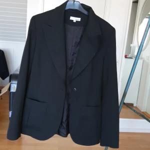 Svart kavaj - Snygg svart kavaj som är förstor för mig, så försöker istället få sålt den än att ha den liggandes hemma.  Tror den bara har blivit använd 1 gång <3