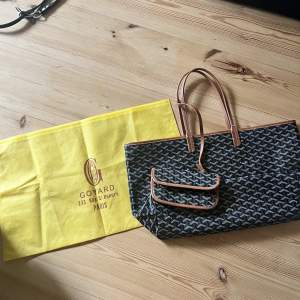 Säljer min super fina goyard i färgen tan och svart. Köpt second hand i Paris.  