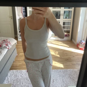 Linne/topp - Säljer detta jättefina linne för att det inte kommer till användning💕 använd ett fåtal gånger och inga fläckar💕Skriv privat för fler bilder!