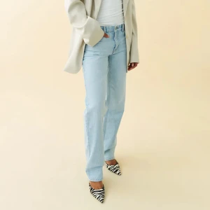 Jeans - Ljusa low waist jeans från Gina tricot. Storlek 38 men passar 36 också! Helt nya och aldrig använt 🩵