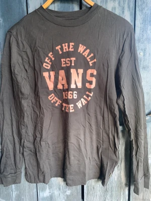 Top - Top märkt ”Vans”. Obetydligt använd, fint skick. Mörkgrå med rosa tryck. Ostruken 