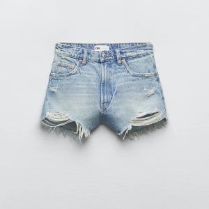 Zara shorts - Säljer ett par helt oanvända shorts från zara, perfekt nu till sommaren☀️. Medelhög midja. Storlek 32. Säljer då de va för små för mig. 
