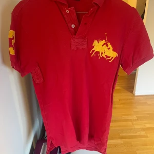 Ralph lauren pike  - Röd polo Ralph lauren pike i storlek S 