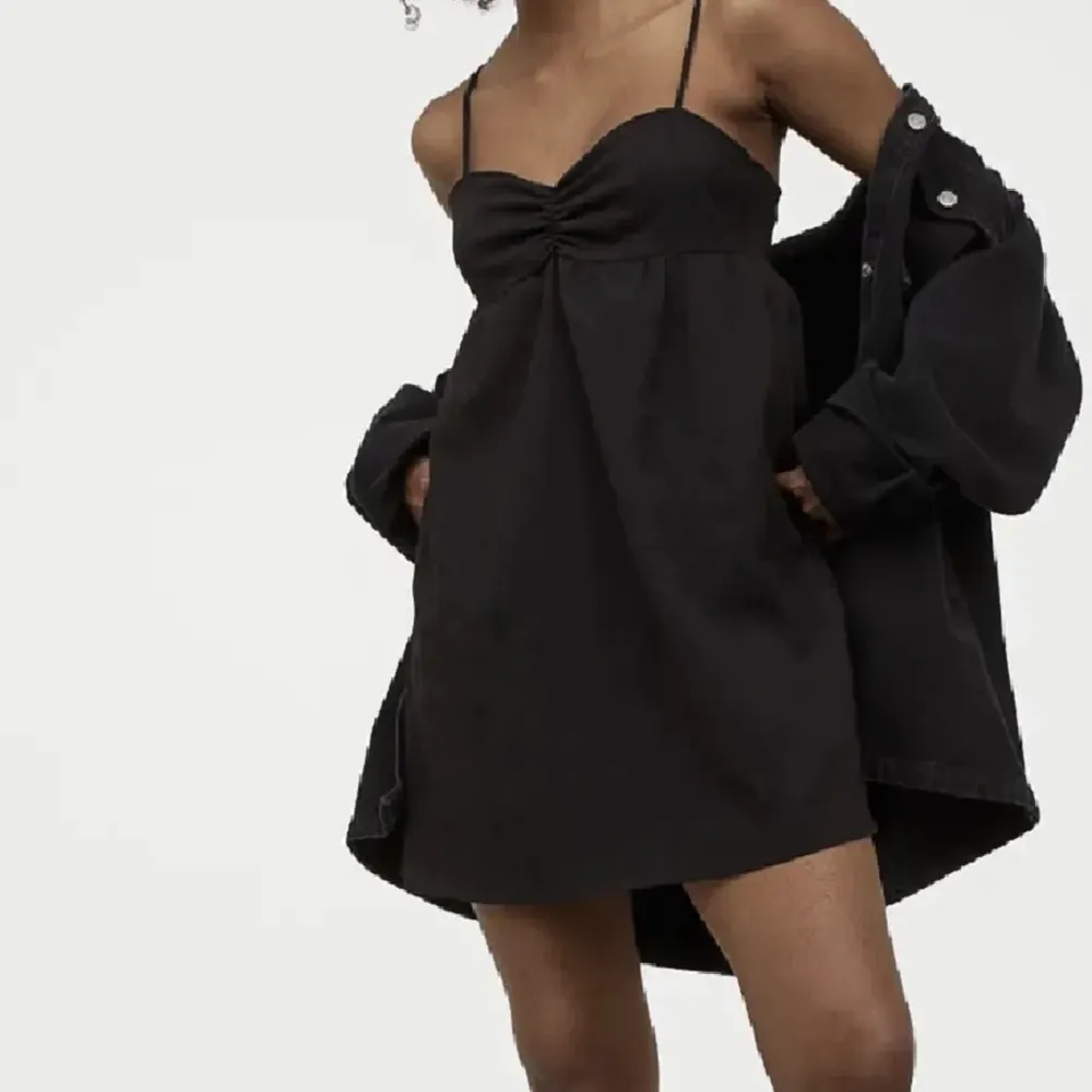 Snygg och trendig klänning från H&M. Perfekt till sommaren❤️. Klänningar.