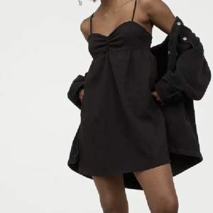 Snygg och trendig klänning från H&M. Perfekt till sommaren❤️