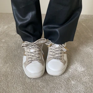 zadig skor - säljer mina zadig skor då de har börjat bli för små, de är i storlek 37 och jätte sköna.