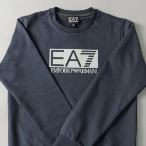 Ea7 hoodie - En Armani hoodie (L). Köpt 2019 för 1000kr. Hyfsat använd. 400kr