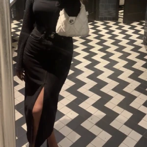 Jeanskjol  - Jätte snygg kjol med slits från Stradivarius. Köpt för 359kr och endast använd en gång. Storlek 32 men sitter perfekt på mig som har storlek 34/36.