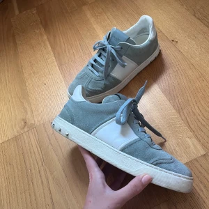 Valentino Garavani Flycrew skor - Superfina valentino garavani skor! Köpta här på plick och saknar en nit på ena skon därav priset. Hör av er vid frågor eller intresse🫶💘