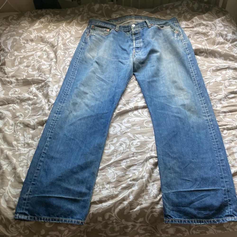 Baggy levis 501 jeans köpta förra året. Säljer pga de inte kommer till användning! Pris kan diskuteras ⭐️. Jeans & Byxor.