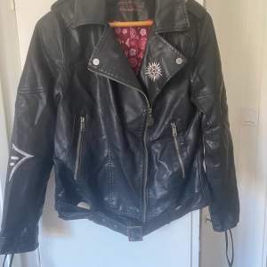 Supernatural fake leather jacket från emp  Är i bra skick 