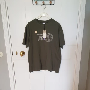 Oversized T-shirt  - Oversized t-shirt, märke envii, köpt från Nelly. Storlek S. Nypris var 270 kr. Är aldrig använd och har prislappen kvar