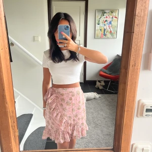 Blommig omlottkjol - En rosa blommig kjol med omlott. 350 kr, frakt tillkommer