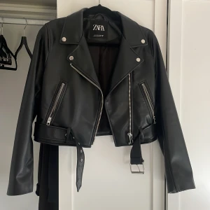 ZARA Skinnjacka - Skinnjacka från Zara. Strl M men är ganska liten i storleken skulle jag säga eftersom den är croppad oxå. Knappt använd.