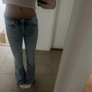Lågmidjade bootcut jeans - Lågmidjade bootcut jeans från zara. Strl 38 men passar en 36/38