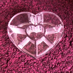 Sminkbehållare hjärtform - En liten behållare för smink/sminkborstar säljes! Fint skick. I form av ett hjärta. Genomskinlig. ❤️