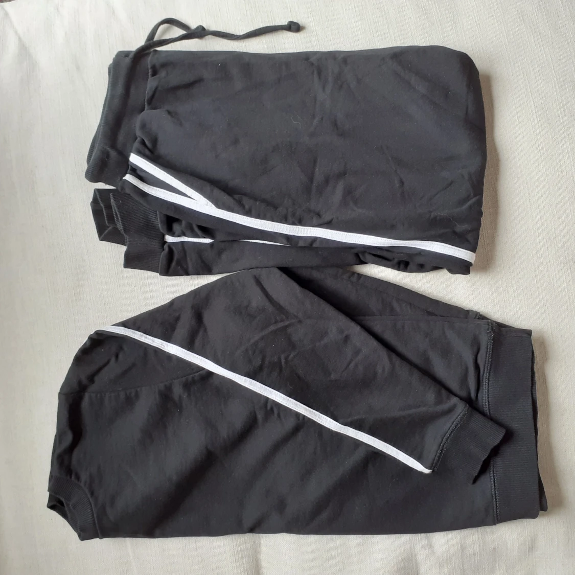 Mjukisset i svart med vita detaljer - 91