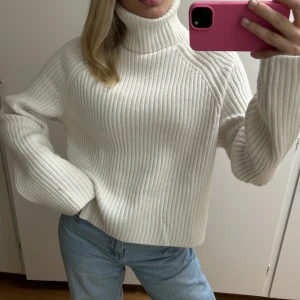 Stickad polotröja  - Säljer en vit stickad polotröja från H&M i storlek S. Aldrig använd utan enbart testad. Skriv vid frågor eller fler bilder 