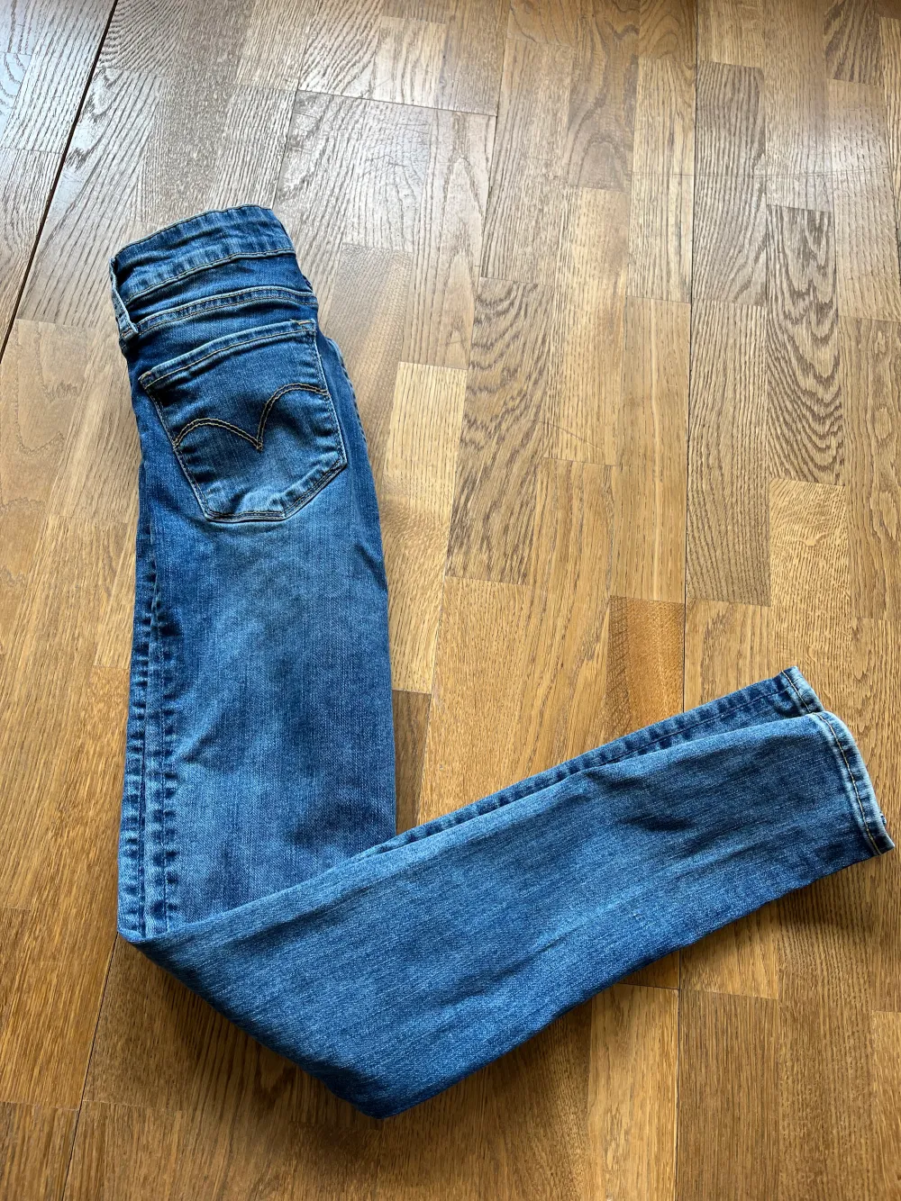 Levi’s jeans i modell 711 Skinny Knappt använda! Storlek 24W. Jeans & Byxor.