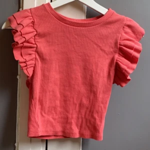 Volangtopp - Volangtopp från zara som inte säljs längre. Använd en gång och inga defekter💖 köp helst genom ”köp nu”😁💕