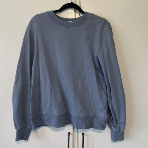 Sweatshirt  - Sweatshirt från hm. Storlek M. Sitter typ som en L. 50 kr + frakt 🥰
